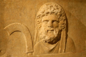 Bassorilievo romano del II secolo d.C. rappresentante Saturno che regge una falce