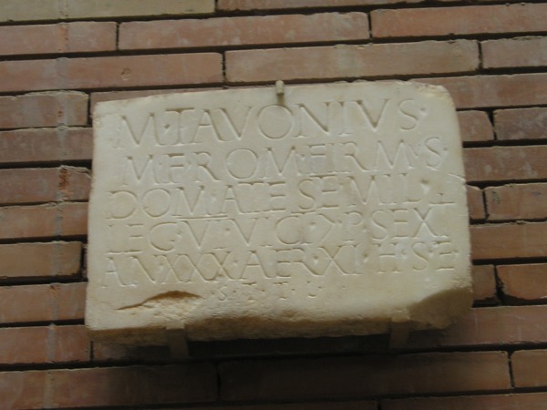 Iscrizione funeraria proveniente da Augusta Emerita (Mérida, Badajoz, Spagna) depositata nel Museo Nazionale d'Arte Romana, dedicata a un soldato della Legione VI Victrix indicando il suo praenomen, il suo nome, la sua filiazione, la sua tribù, il suo cognomen e la suo origo o origine