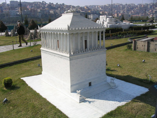 Modello ipotetico del Mausoleo di Alicarnasso a Miniatürk.