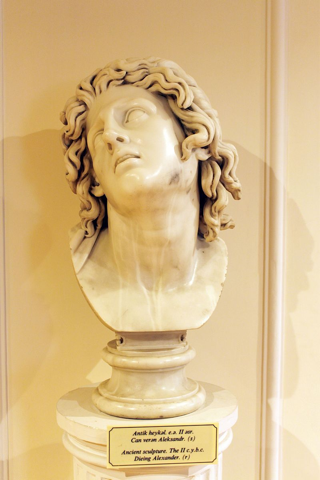 Alessandro morente, copia di una scultura del II secolo a.C., Museo Nazionale d'Arte dell'Azerbaigian.