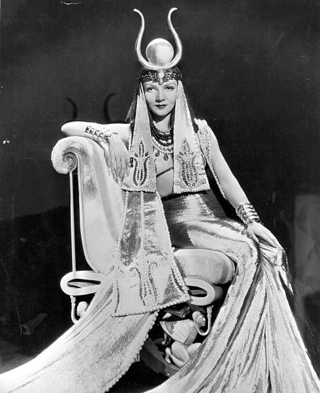 Claudette Colbert è Cleopatra nell'omonimo film del 1934 per la regia di Cecil B. DeMille 