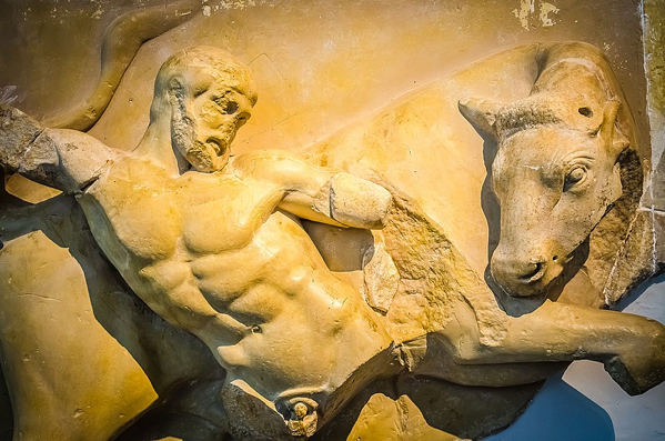 Eracle e il Toro di Creta (Minotauro) su una metopa dal tempio di Zeus ad Olimpia, intorno al 460 a.C.