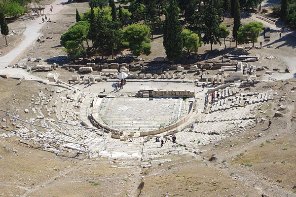 Il Teatro di Dioniso, visto dalla cima dell'Acropoli, con sullo sfondo parte della moderna Atene