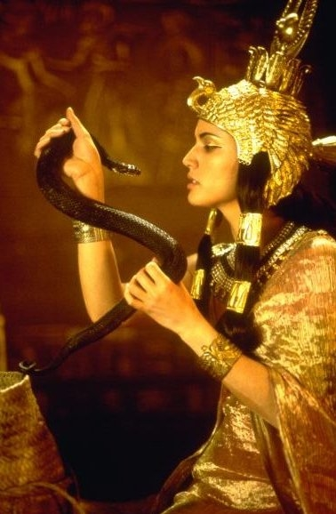 Leonor Varela (Cleopatra) nella scena del suicidio con l'aspide, dall'omonima miniserie Tv del 1999, con Billy Zane (Antonio) e Timothy Dalton (Cesare)