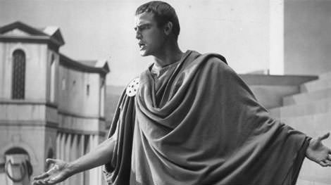 Marlon Brando è Marci Antonio nel film ‘Giulio Cesare’ (1953)