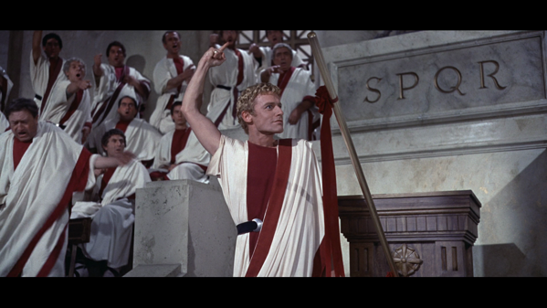Ottaviano (Roddy McDowall) rivela in Senato il piano di Antonio e Cleopatra per costituire un regno secessionista in Oriente. Dal film Cleopatra del 1963