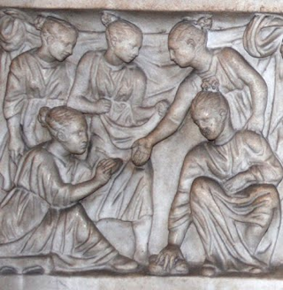 Ragazze romane che giocano con le noci. Bassorilievo. Sarcofago. Musei Vaticani. Italia.