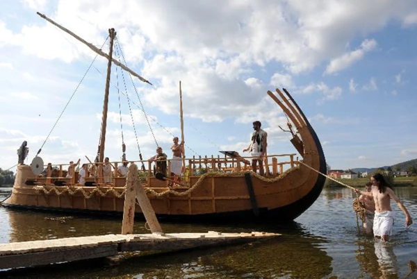 Replica di un'antica nave bireme greca che salpa a Trenčín in Slovacchia