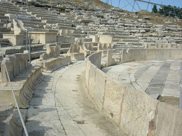 Sedili in marmo nel Teatro di Dioniso