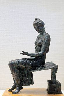 Statuina in stile ellenistico dell'Antica Roma raffigurante una fanciulla che legge