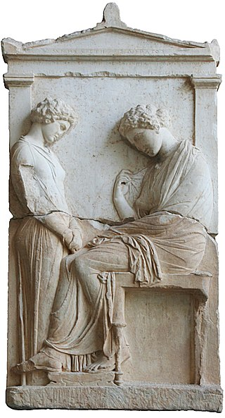 Stele funeraria di Mnesarete, figlia di Socrate; una giovane serva (a sinistra) è rivolta verso la padrona morta. Attica, 380 a.C. circa (Glyptothek, Monaco di Baviera)