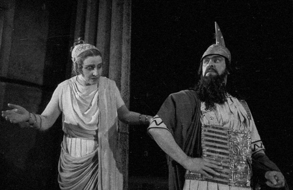 Varsavia, 1947. La messa in scena del dramma di Eschilo Orestea al Teatro Polski diretta da Arnold Szyfman.