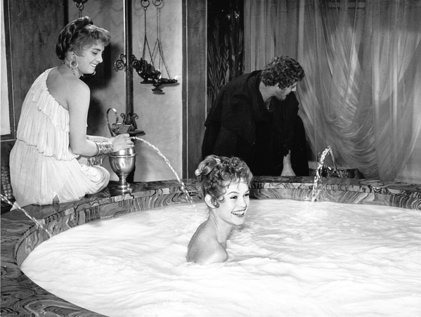 Brigitte Bardot sul set del film, Mio figlio Nerone, regia di Steno, con Alberto Sordi, Gloria Swanson, Vittorio De Sica. La misoginia degli storiografi antichi, ha consegnato all'immaginario erotico collettivo un'altra figura femminile sensuale e dissoluta, nella figura di Poppea, imprigionata nel cliché dell'immagine del bagno nel latte 