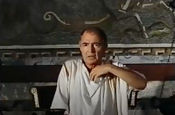 James Mason nel ruolo di Tiberio nella miniserie televisiva A.D. - Anno Domini (A.D.) del 1985 diretta da Stuart Cooper