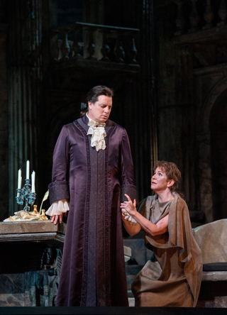 Joyce DiDonato (Sesto) e Matthew Polenzani (Tito) in una produzione della Clemenza di Tito di Mozart al Metropolitan di New York
