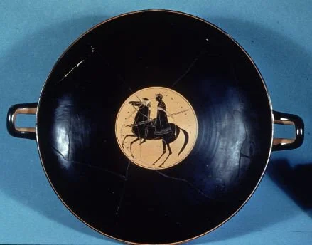 Kylix a figure nere di Ischilo, dipinta da Epitteto e raffigurante un cavaliere ateniese. Datata nel 520 a.C. British Museum Londra E 3