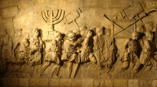 La Menorah, il candelabro a sette bracci del Tempio di Gerusalemme viene portato in trionfo come preda di guerra, da un rilievo dell'Arco di Tito