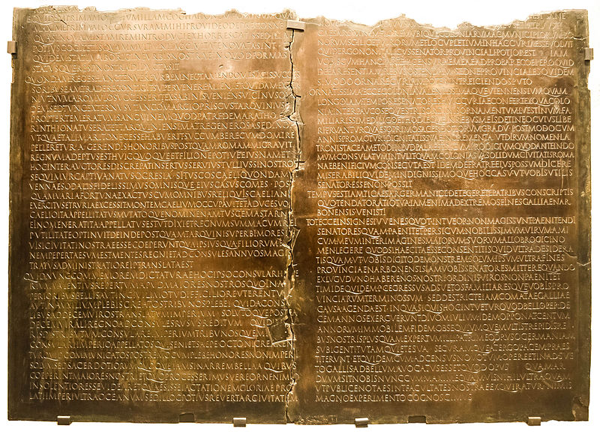 La Tabula claudiana, conservata al Museo gallo-romano di Fourvière, Lione, che riporta il testo di un discorso dell'imperatore Claudio a favore della concessione ai membri dell'élite della Gallia Comata di diventare senatori