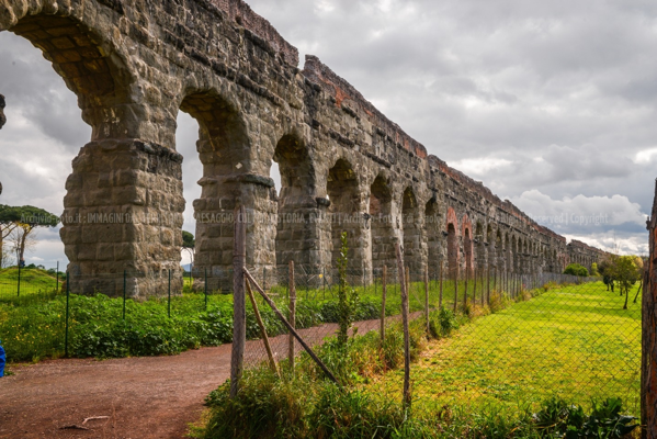 L'acquedotto Claudio al Parco degli Acquedotti a Roma