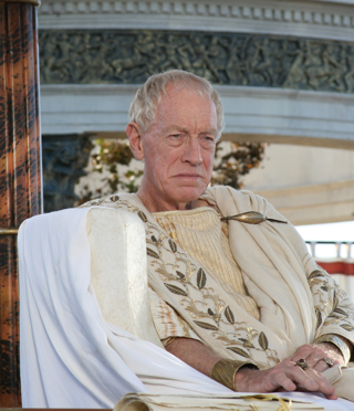 Max Von Sydow è Tiberio nella miniserie televisiva Rai , L'inchiesta - Anno Domini XXXIII