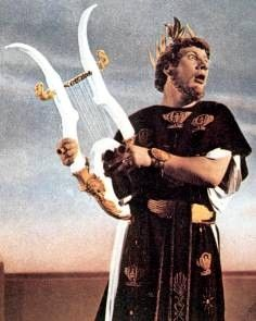 Tacete o sfere! Fermatevi astri in ciel! Cantava Nerone, interpretato da Peter Ustinov nel film Quo Vadis? del 1951