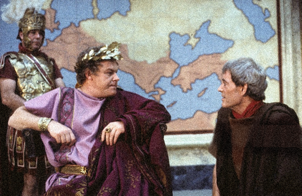 Timothy West – l'imperatore Vespasiano, e Peter O'Toole, il generale Lucio Flavio Silva, in una scena della miniserie Tv, Masada del 1981