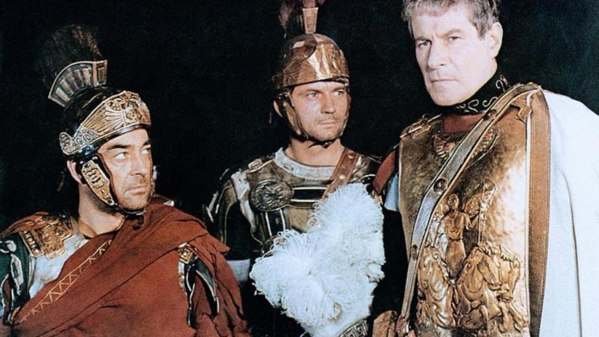 Amedeo Nazzari, nel ruolo di Traiano, e a sinistra Richard Johnson, nel ruolo del suo ufficiale Tiberio, nel film La Colonna di Traiano (Columna) del 1969
