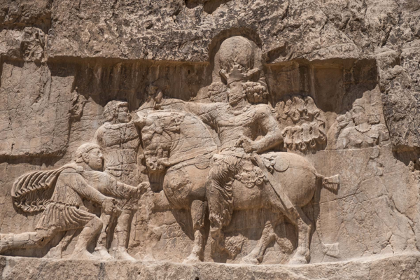 Il rilievo della vittoria di Shapur I a Naqsh-e Rostam con l'imperatore Valeriano in ginocchio davanti al re persiano