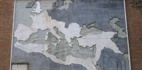 Mappa moderna dell'Impero Romano all'epoca di Traiano sulla parete posteriore della Basilica di Massenzio. Sotto l'imperatore Traiano, l'impero romano raggiunse la sua massima espansione