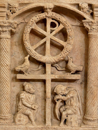 Monogramma di Cristo con le lettere Chi e Ro, pannello da un sarcofago romano del 350 d.C. 