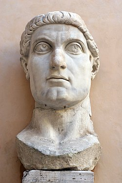 Testa dell'acrolito monumentale di Costantino, conservata ai Musei Capitolini a Roma