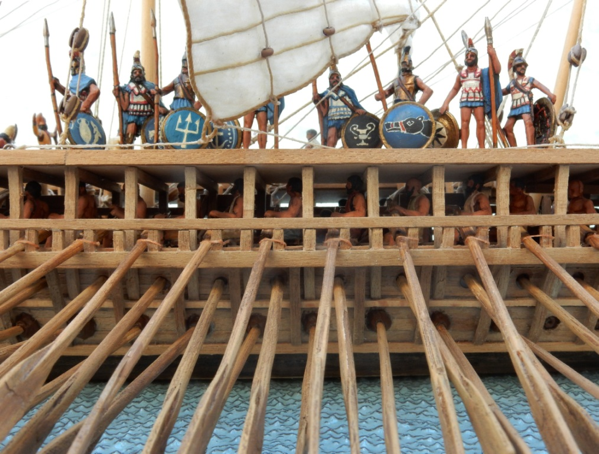 Equipaggio di Trireme greca da guerra, immagine da http://www.dusekshipkits.com/greek-trireme1