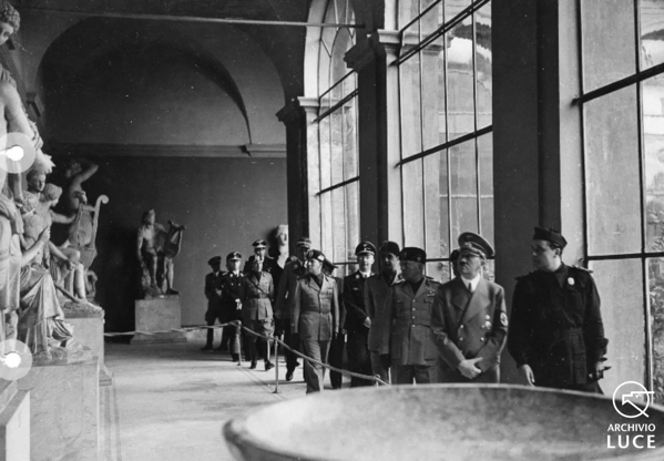 Adolf Hitler con Benito Mussolini in visita in Italia nel 1938, con la guida di Ranuccio Bianchi Bandinelli