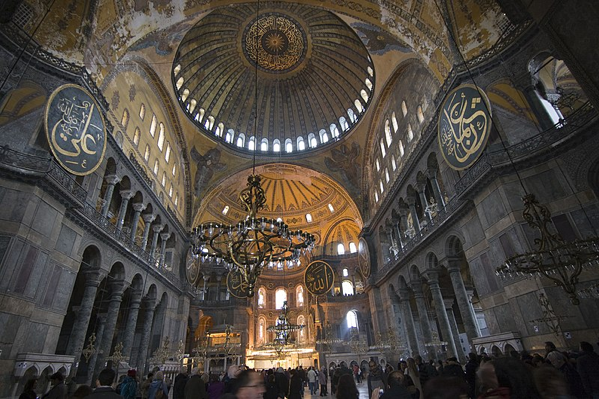 L'interno della Basilica di Santa Sofia