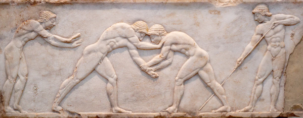 Bassorilievo su antica stele funeraria greca proveniente da Kerameikos ad Atene. Scena da Palestra - lottatori in azione. A sinistra un atleta è pronto a saltare, a destra un altro che prepara la buca.
