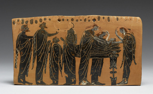 Lo stato di giacitura di un corpo (protesi) a cui assistono i membri della famiglia, con le donne che si strappano ritualmente i capelli, raffigurato su un pinax di terracotta del Pittore di Gela, ultimo VI secolo a.C.