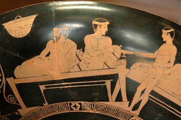 Kylix attica a figure rosse (460-450 a.C. circa): raffigurazione di un coppiere che serve il vino a un banchetto; nella mano destra tiene una Oinochoe e nella sinistra una Kylix.