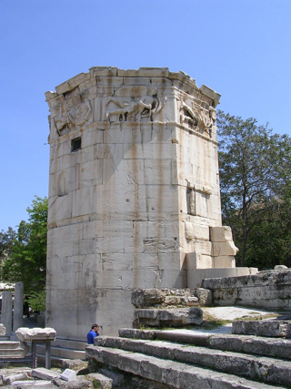 L'orologio di Andronico di Cirro. Conosciuta anche come Torre dei Venti per le incisioni in rilievo degli otto venti vicino alla sua sommità, questa torre di marmo, costruita nel I secolo a.C., conteneva l'orologio che funzionava con l'acqua della sorgente dell'Acropoli. Si trovava nell'agorà romana. 