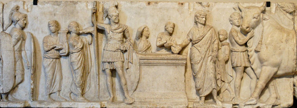 Scena di sacrificio durante un censimento. Parte centrale di una lapide proveniente dall'altare di Domizio Enobarbo, nota come fregio del censimento. Marmo, opera romana della fine del II secolo a.C. Provenienza, Campo Marzio, Roma.