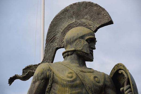 Particolare del monumento all'eroe di Sparta, Leonida, nella moderna città di Sparta, in Laconia, nel Peloponneso (Grecia).