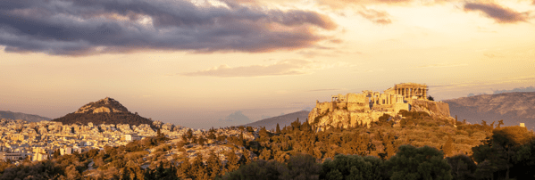 Atene, Grecia. Panorama dell'Acropoli di Atene e del Monte Licabetto dalla collina dell'Areopago al tramonto