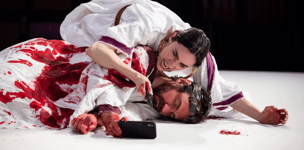 Geraldine Hakewill ed Ewen Leslie nel Giulio Cesare della Sydney Theatre Company, 2021. Foto: Daniel Boud