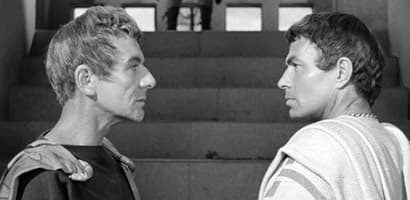 John Gielgud e James Mason nei ruoli di Bruto e Cassio nel film Giulio Cesare di Joseph L. Mankiewicz, 1953