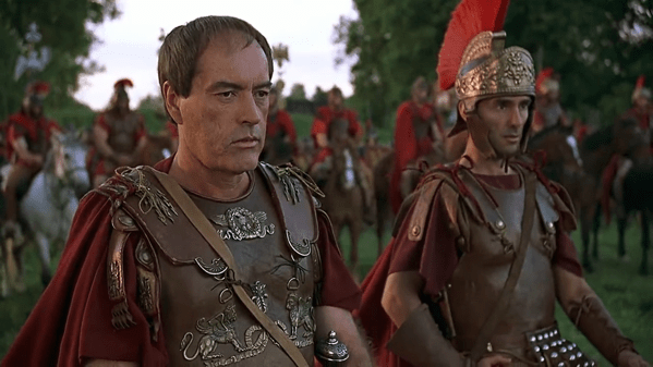 L'attore Powers Boothe (a sinistra) nel ruolo di Flavio Ezio nella miniserie tv Attila del 2001, protagonista Gerard Butler 