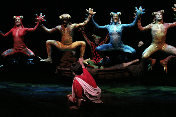 "Le Rane" di Aristofane, produzione, diretta e coreografata da Susan Stroman, andò in scena al Vivian Beaumont Theater del Lincoln Center di New York