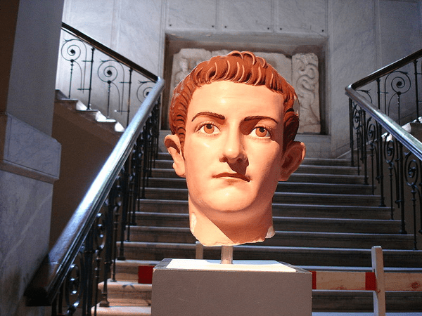 Ricostruzione dell'aspetto originale di ritratto romano di Caligola, Museo archeologico di Istanbul