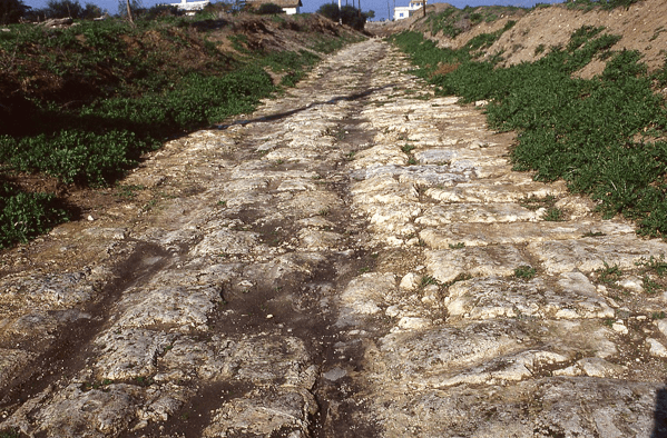 L'antica Diolkos attraverso l'istmo di Corinto. Pavimentazione del segmento centrale a sud del canale di Corinto, da est.