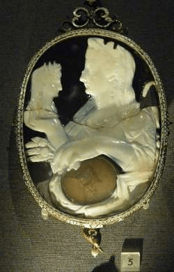 Pendente in onice di Livia con busto del Divo Augusto.