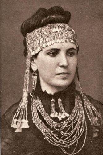 Sophia Schliemann indossa una parte del tesoro di Priamo
