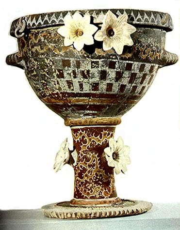 Cratere in ceramica di Kamares con fiori modellati. Museo Archeologico di Herakleion.